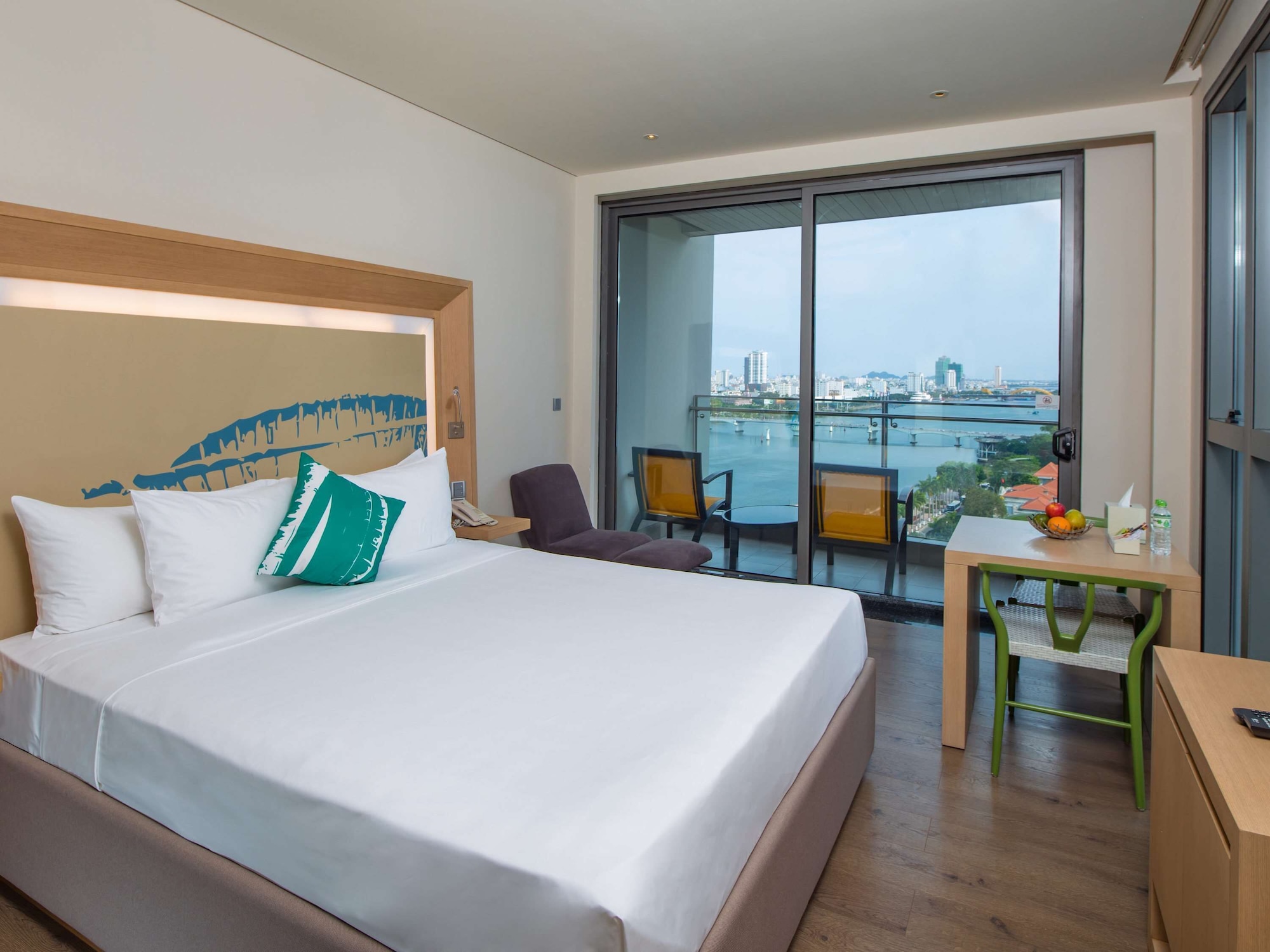 Studio, 1 King Bed, Balcony, River View (Full Kitchen)