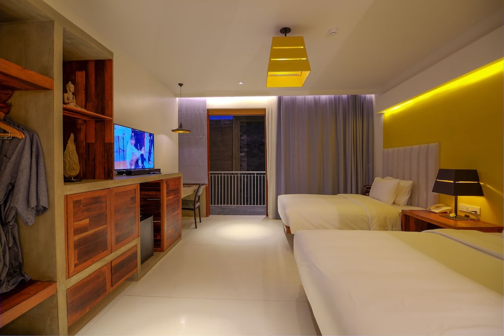 DELUXE, TWIN BEDS, BALCONY