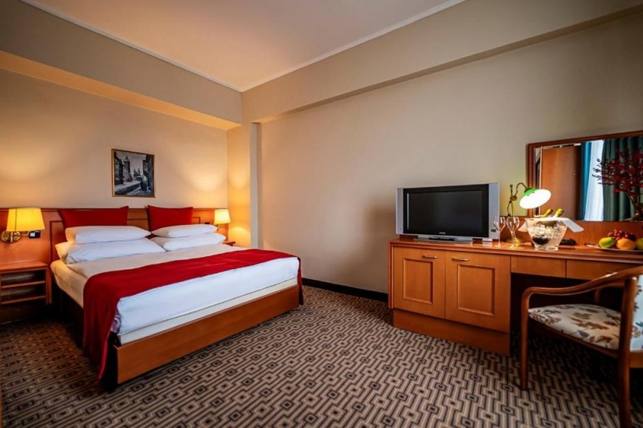 Standard, Double or Twin Bed