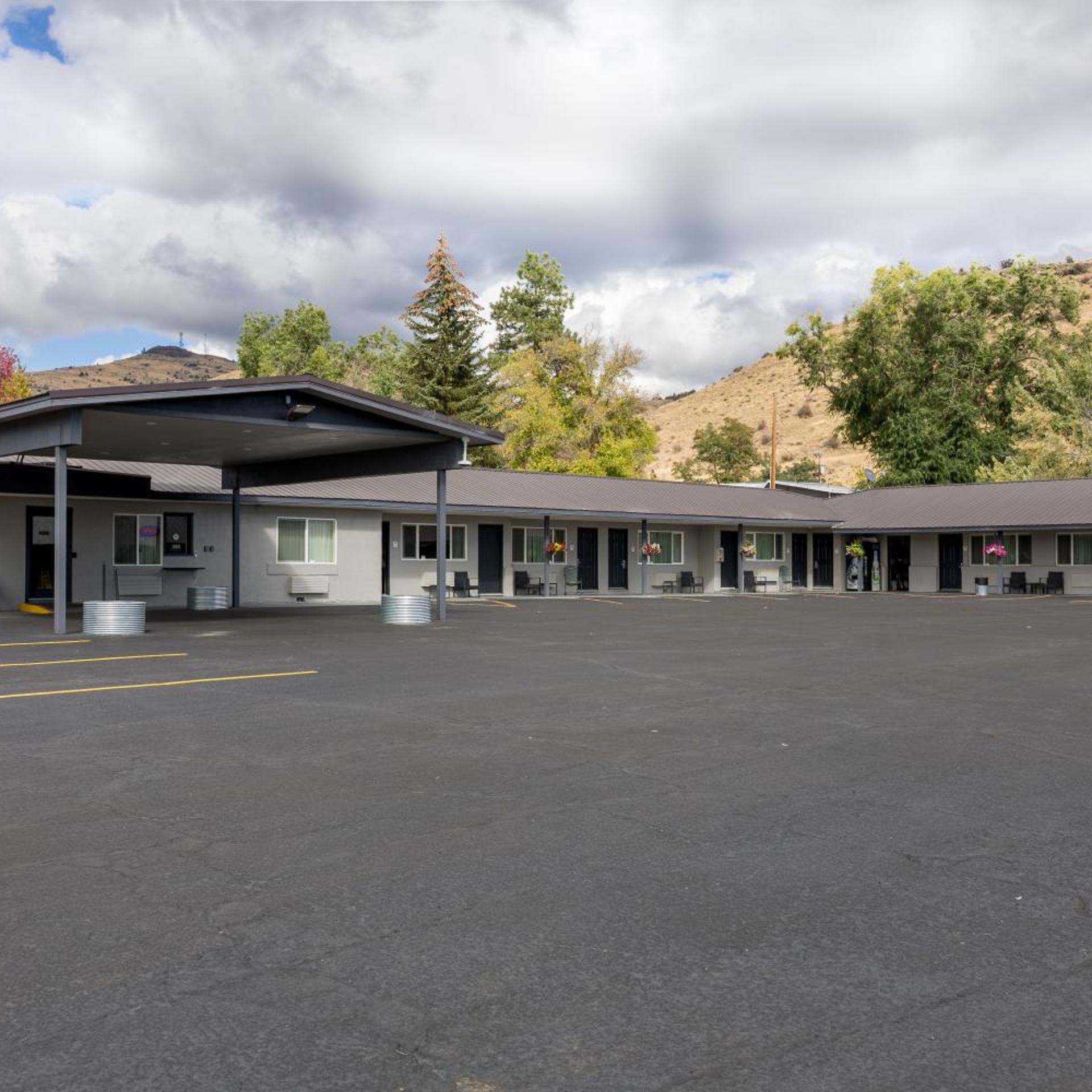 Oregon Trail Inn and Suites 7/50