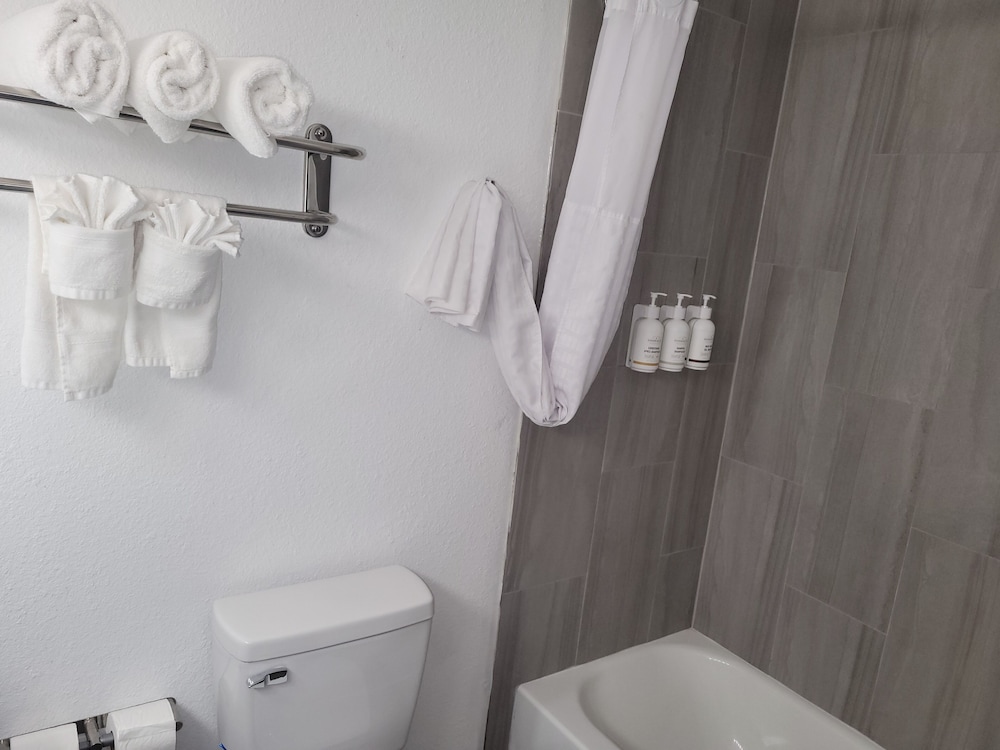 غرفة بسرير كينج، Baymont by Wyndham Carlsbad NM 4/4