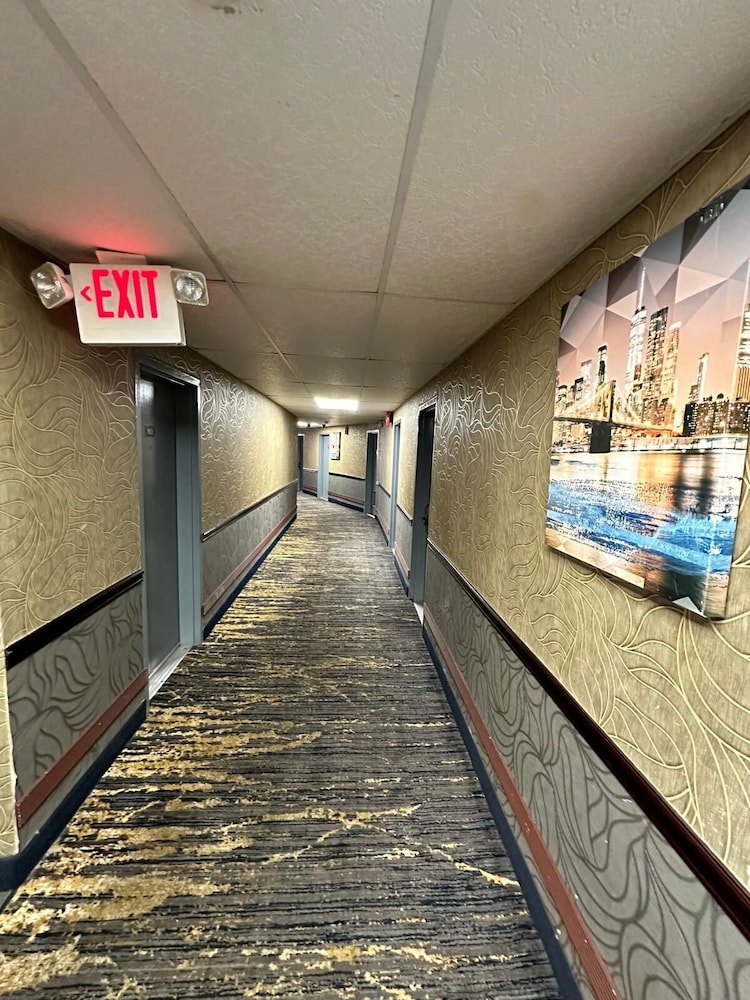 Townhouse Inn &amp; Suites 24/25