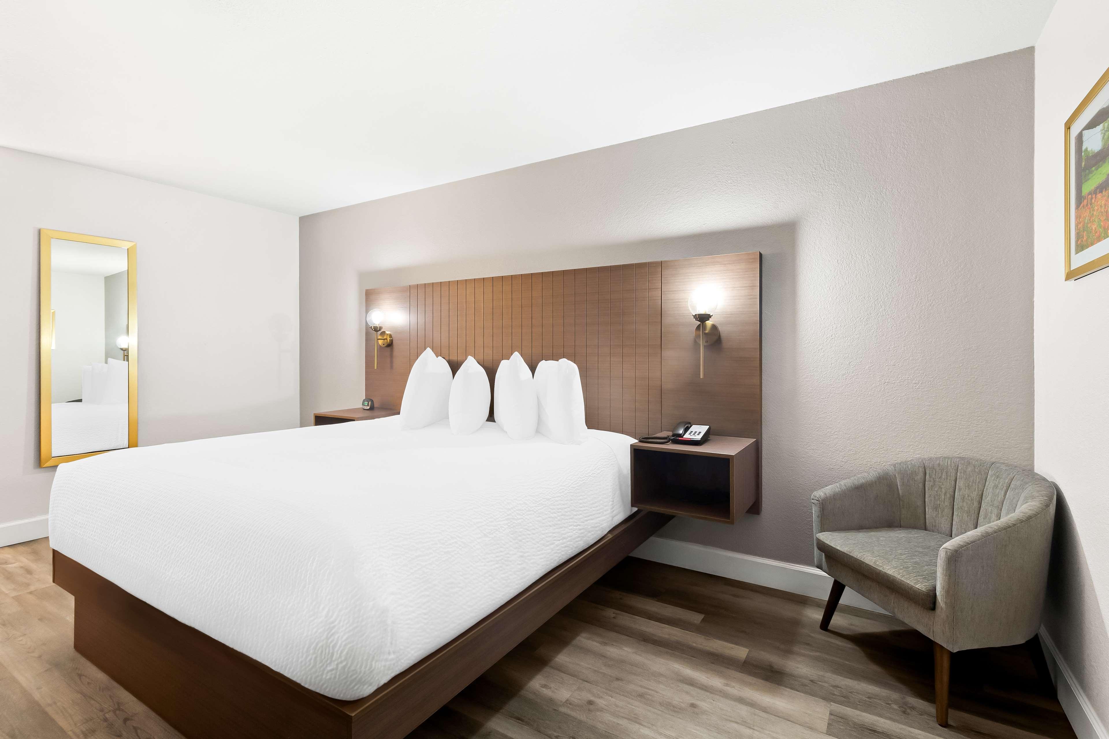 Room, King Bed, Accessible, Surestay By Best Western Groves 2/3