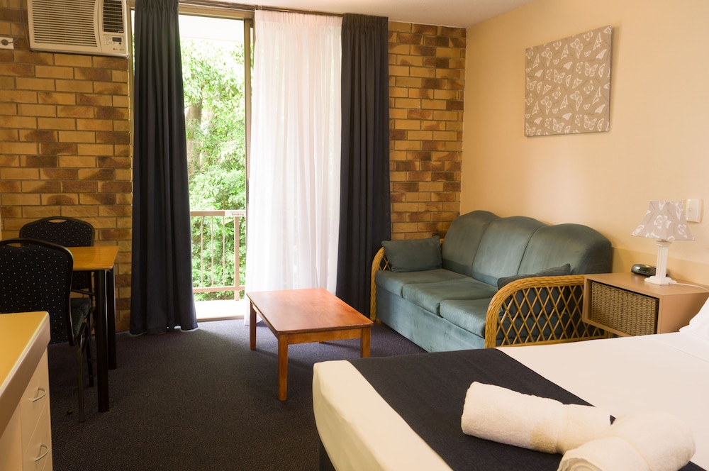 Lancaster Court Motel 31/43