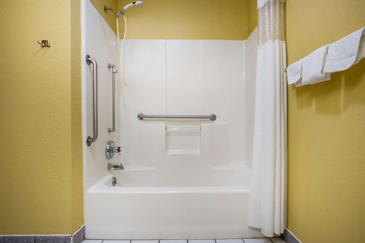Super 8 By Wyndham Crawfordsville 20/20