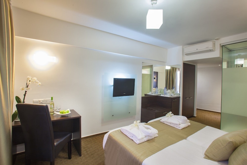 ibis Styles Larnaca Finikoudes Beach 13/32