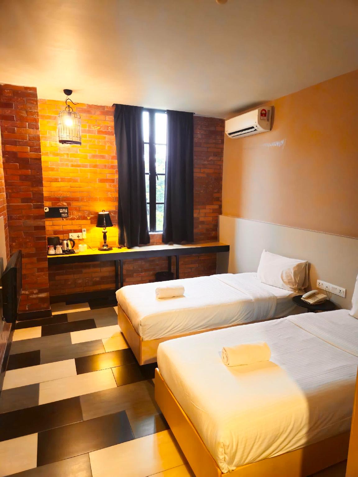 Super, Deluxe, Twin Beds