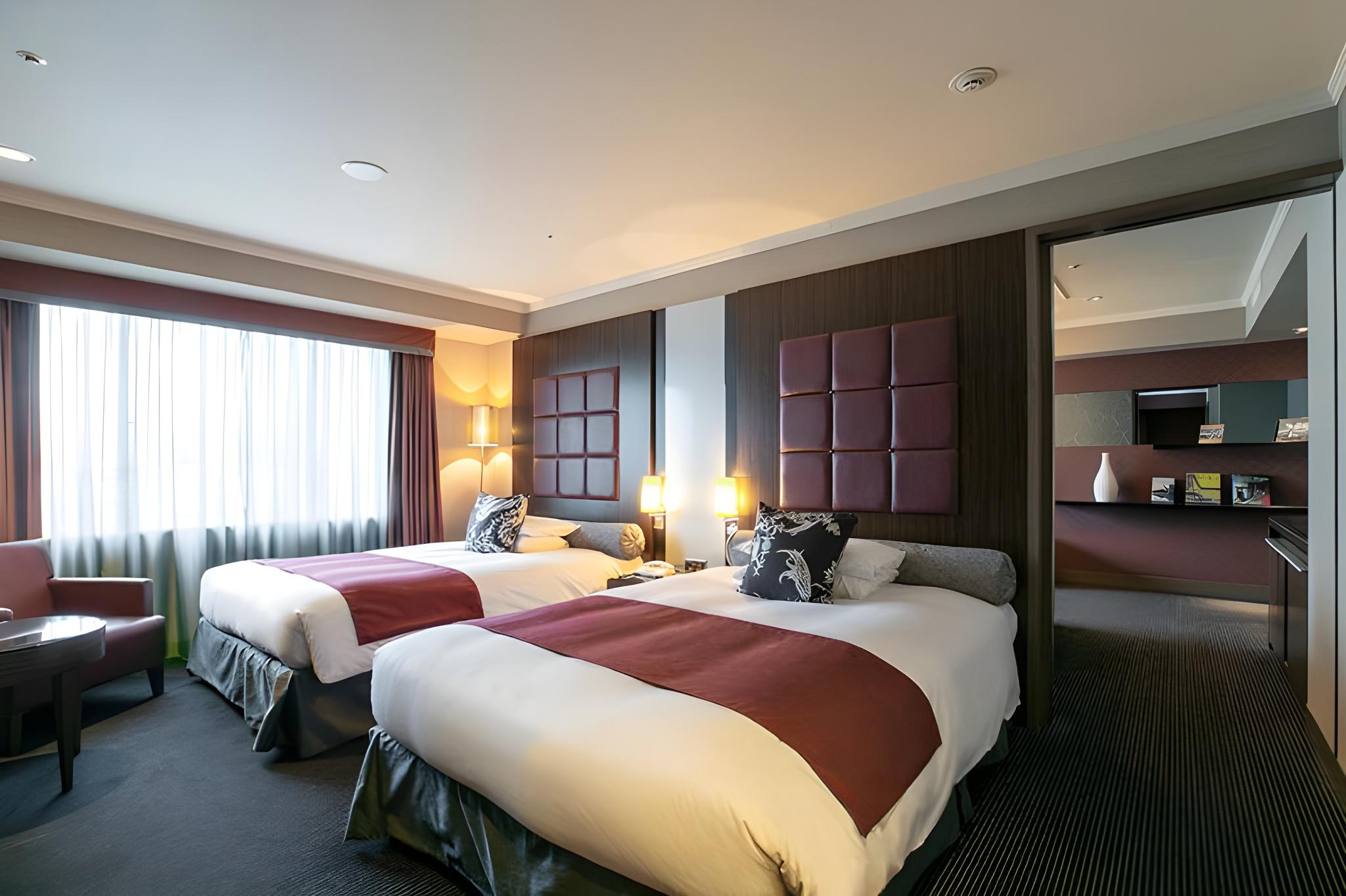 Suite, Single, 2 Double Beds, Corner