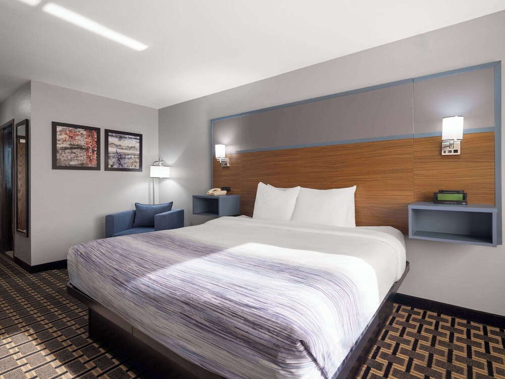 AmericInn by Wyndham Woodstock IL 16/50