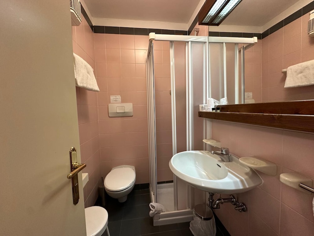 Serena Hotel 48/50