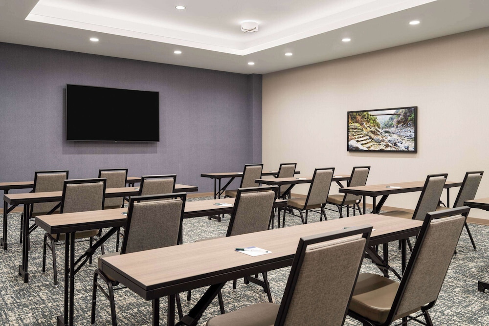 La Quinta Inn and Suites by Wyndham Lincoln 70/84