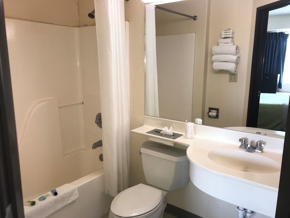 Travelodge by Wyndham Chadron 25/28
