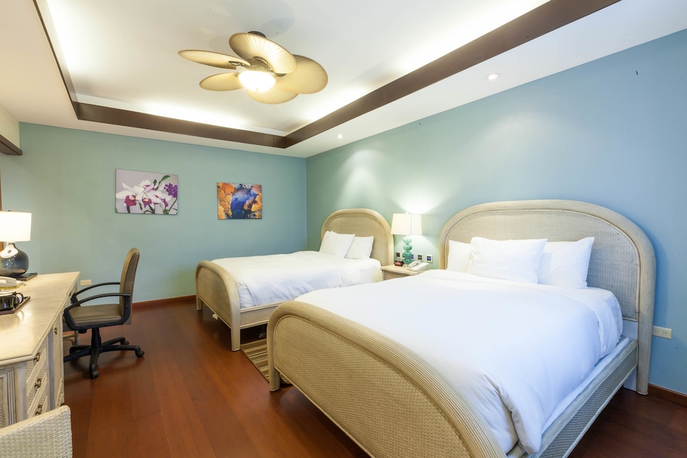 Surfrider Resort Hotel 36/79