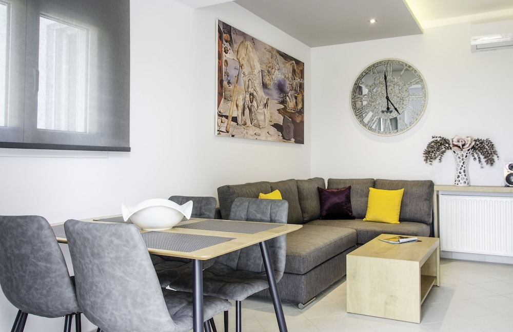 Talos Luxury Suites 25/50