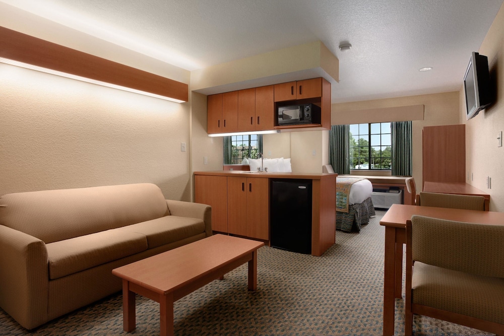 Microtel Inn & Suites by Wyndham Panama City 24/43