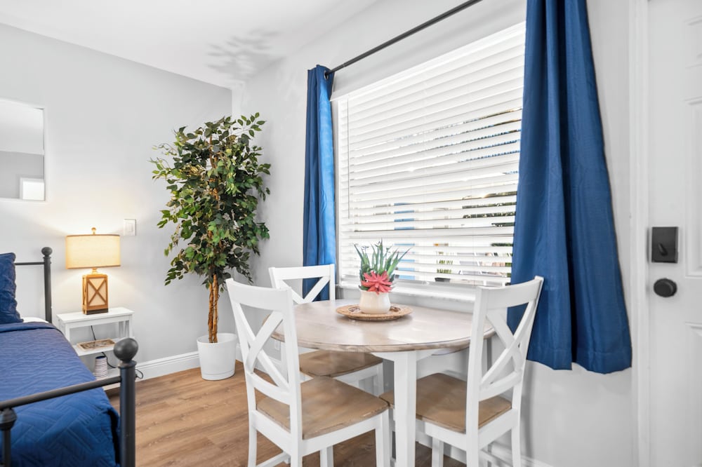 Beachside Garden Apartments By Lowkl 37/50