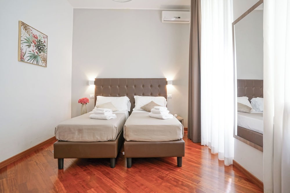 ROOM, DOUBLE OR TWIN BED