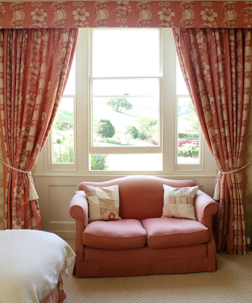Aylworth Manor 28/50