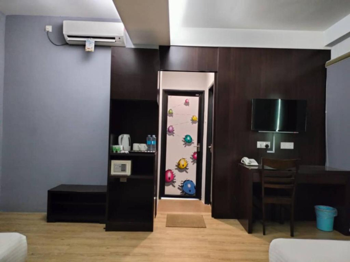 7 Hotel 7/11