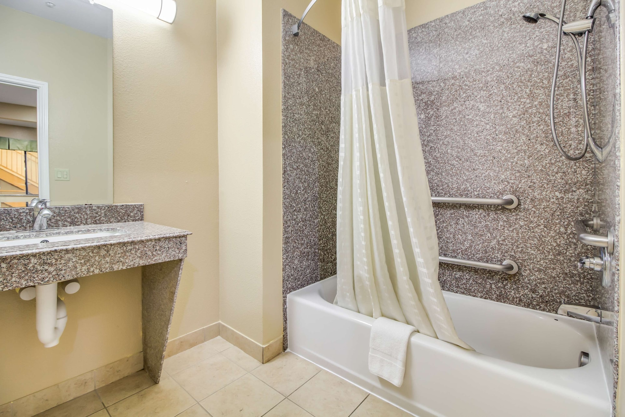غرفة بسريرين كوين لذوي الإعاقة، Americas Best Value Inn And Suites Tomball 2/2