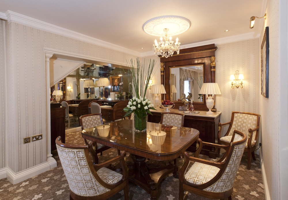 The Chesterfield Mayfair 46/84