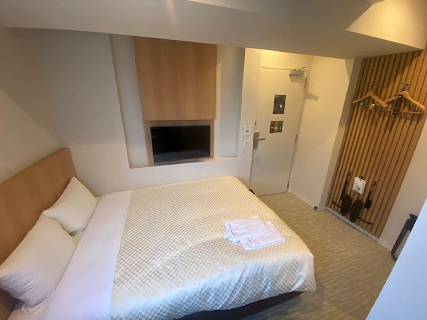 ROOM, DOUBLE BED