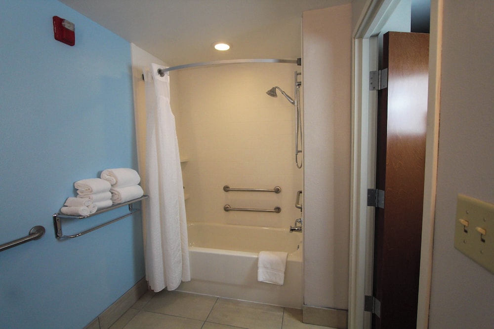 جناح بسرير كينج مع أريكة لذوي الإعاقة، Holiday Inn Express Hotel And Suites Charleston North 2/2