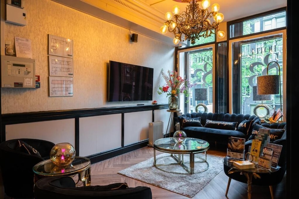 Hotel 83 20/31