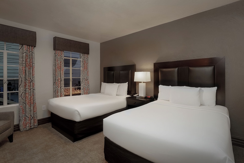 STANDARD, 2 DOUBLE BEDS