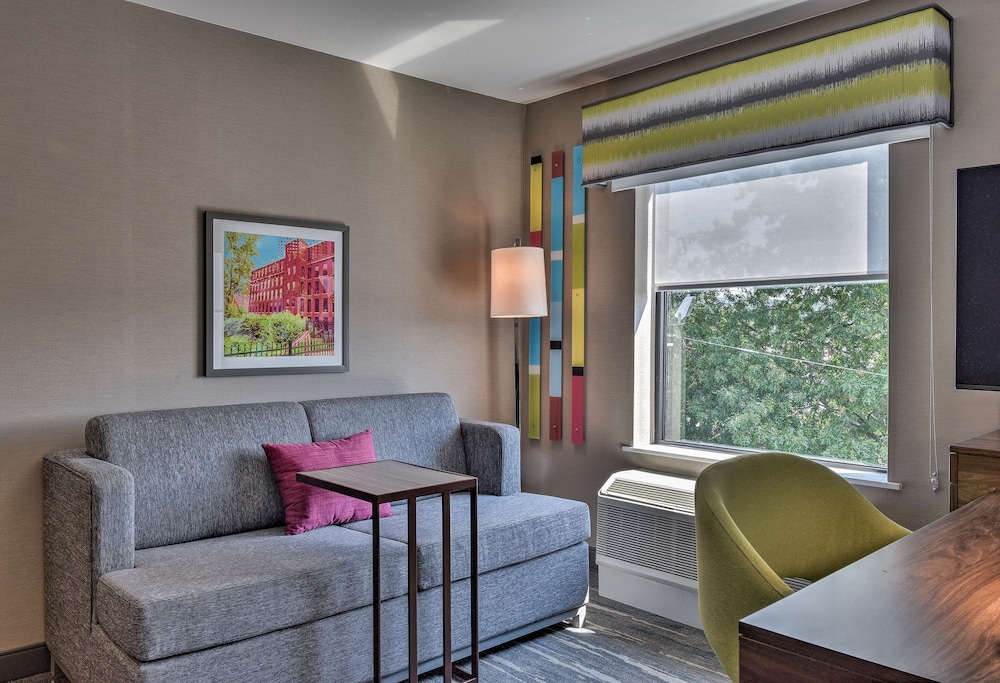 Hampton Inn and Suites Keene 28/47