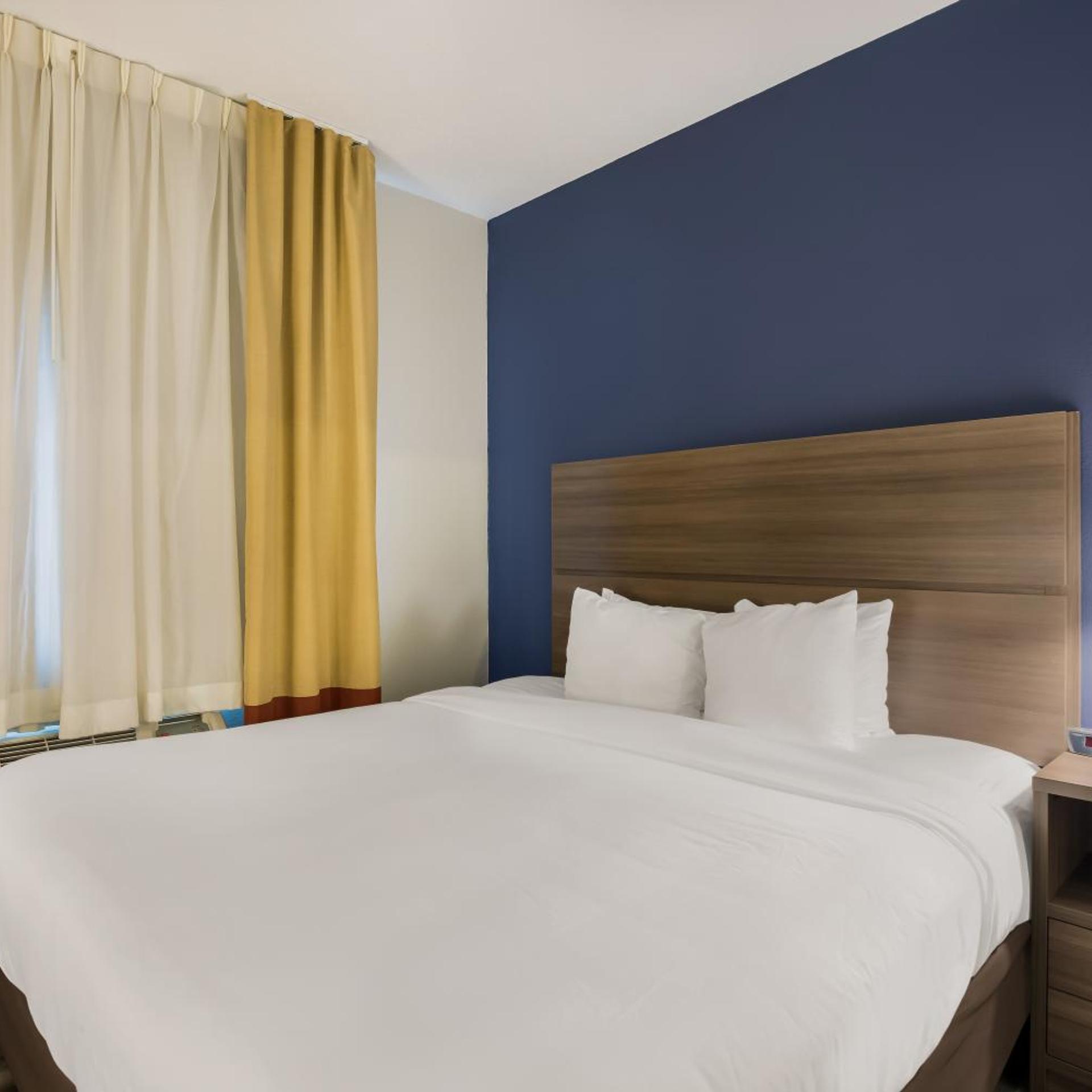 Efficiency, Suite, King Bed, Sofa، MainStay Suites Joliet I-55 2/4