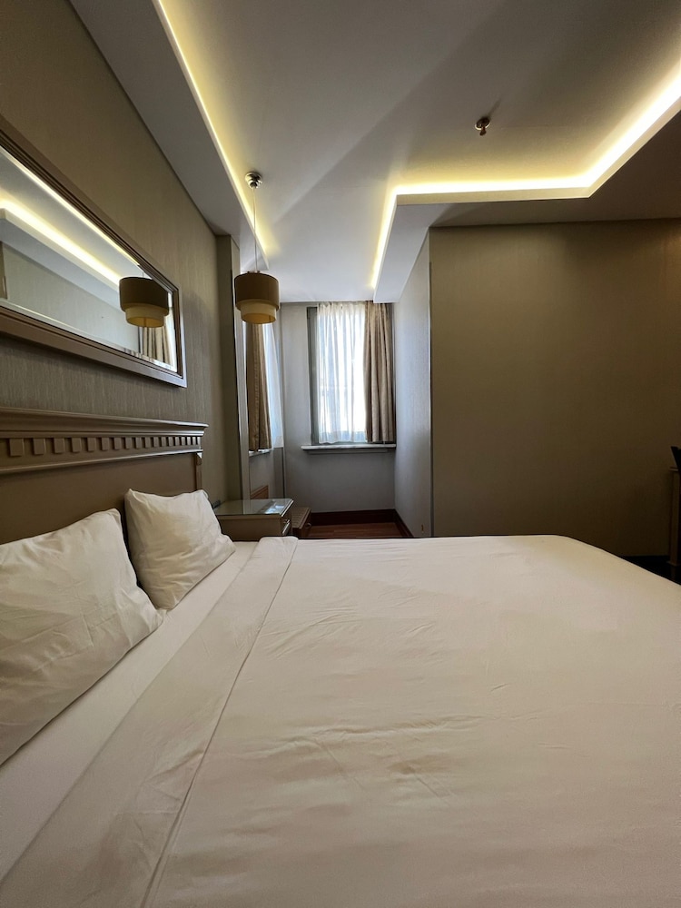Deluxe, Studio, 1 Single and 2 Queen Beds