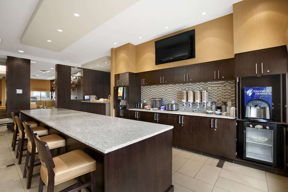Days Inn & Suites By Wyndham Winnipeg Airport Manitoba 12/16