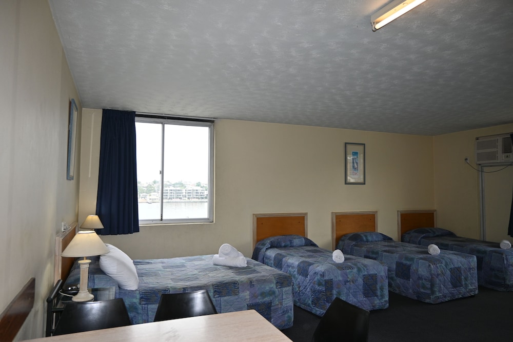 HAMILTON MOTOR INN 34/50