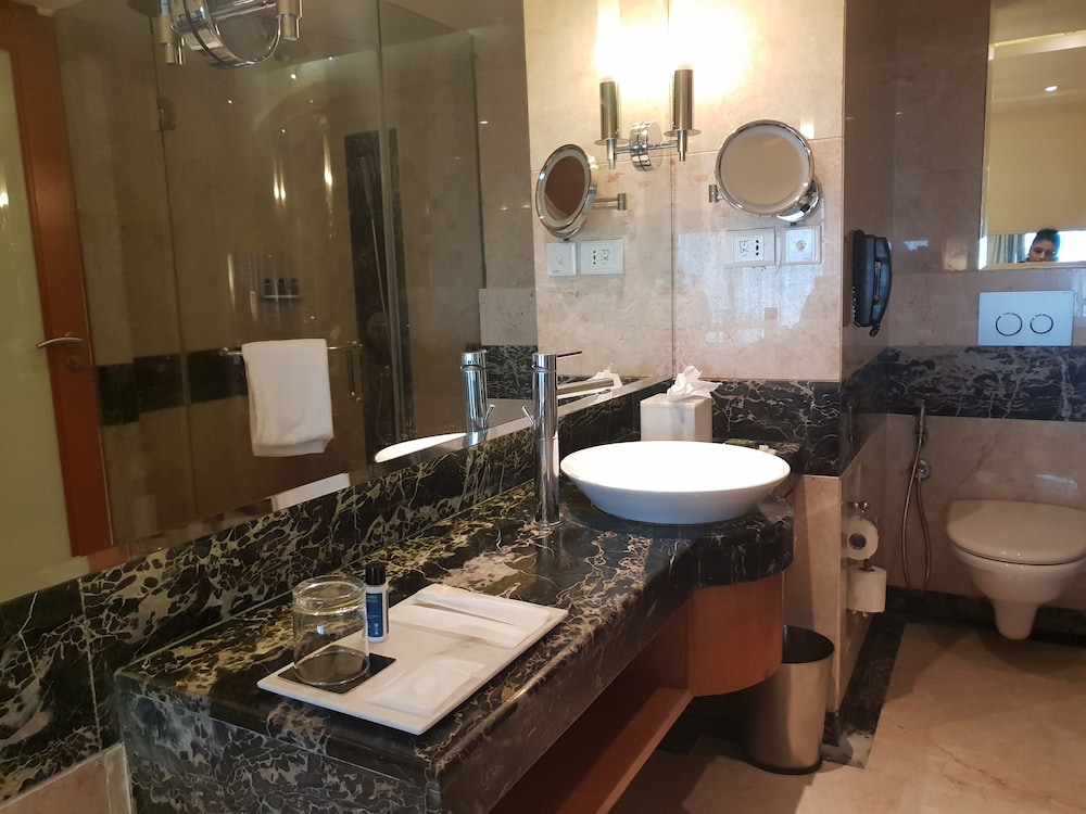 Gokulam Grand Hotel Spa 74/75