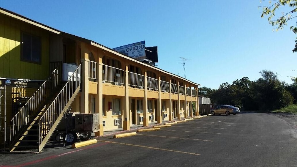 Carefree Inn Flatonia 19/21
