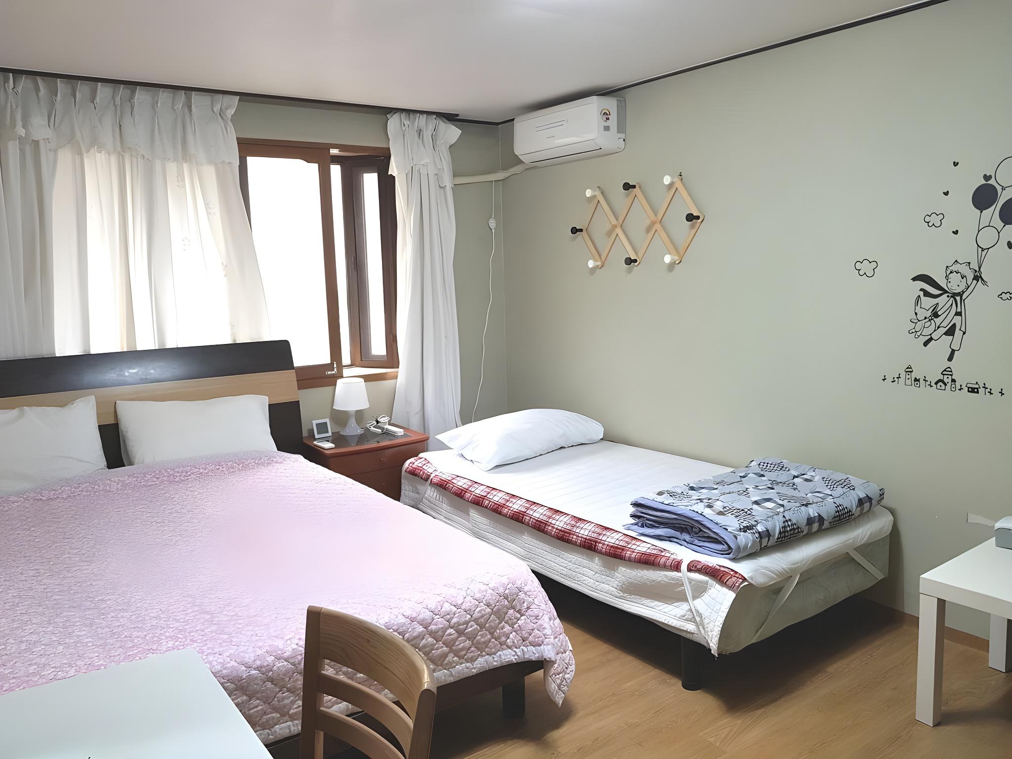 غرفة بسرير مزدوج وسرير فردي بحمام مشترك، Apple Tree Guest house 2/2