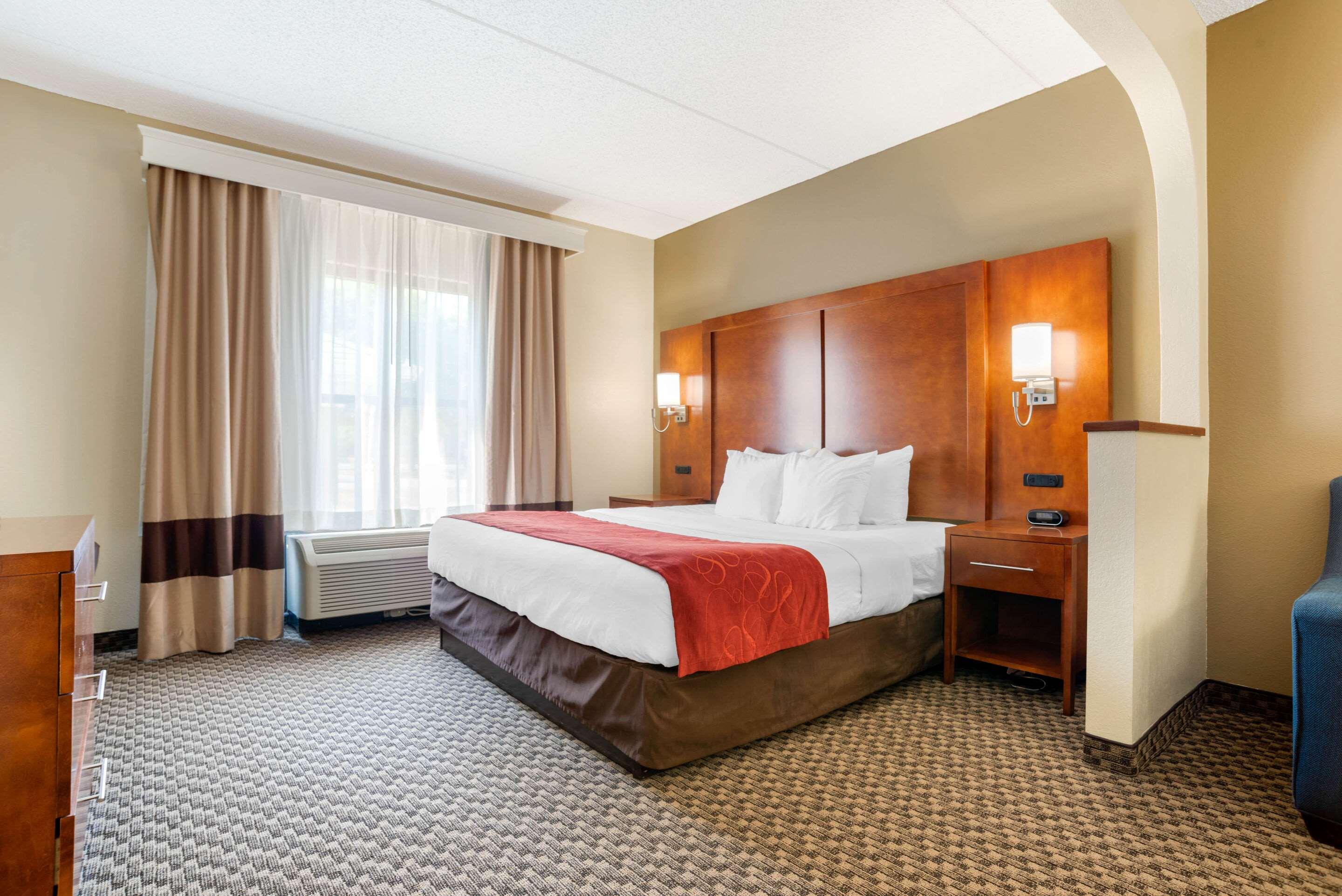 SUITE, KING BED, ACCESSIBLE
