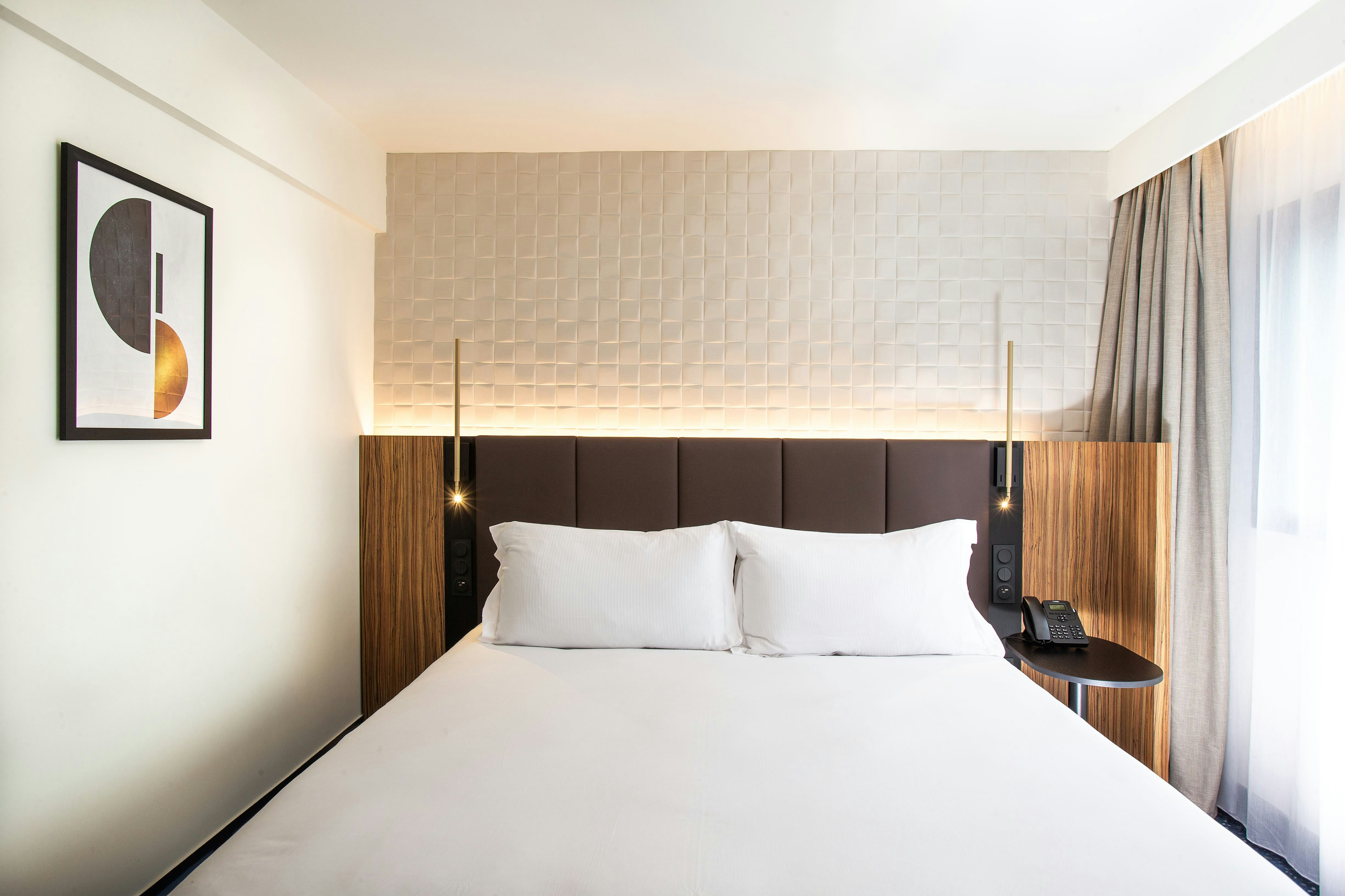 EXECUTIVE, KING BED