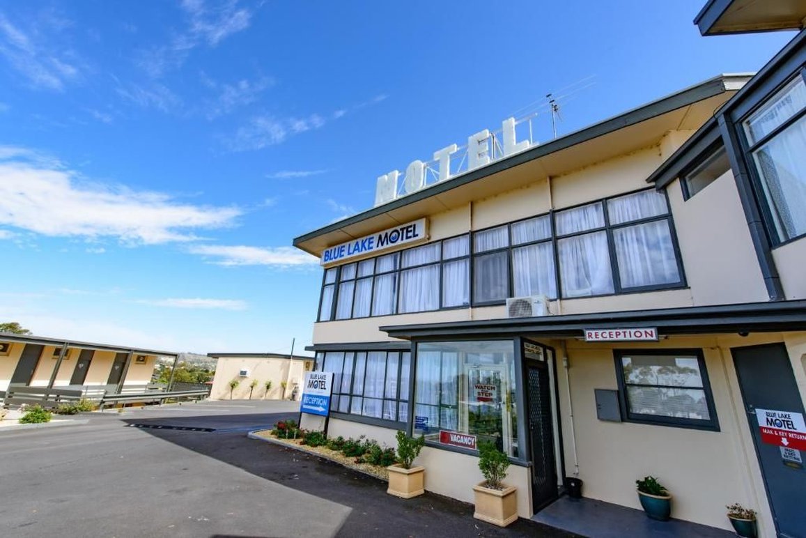 BLUE LAKE MOTEL 2/32