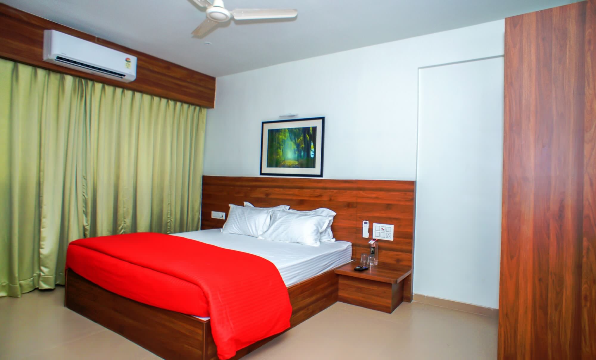 DELUXE, KING BED