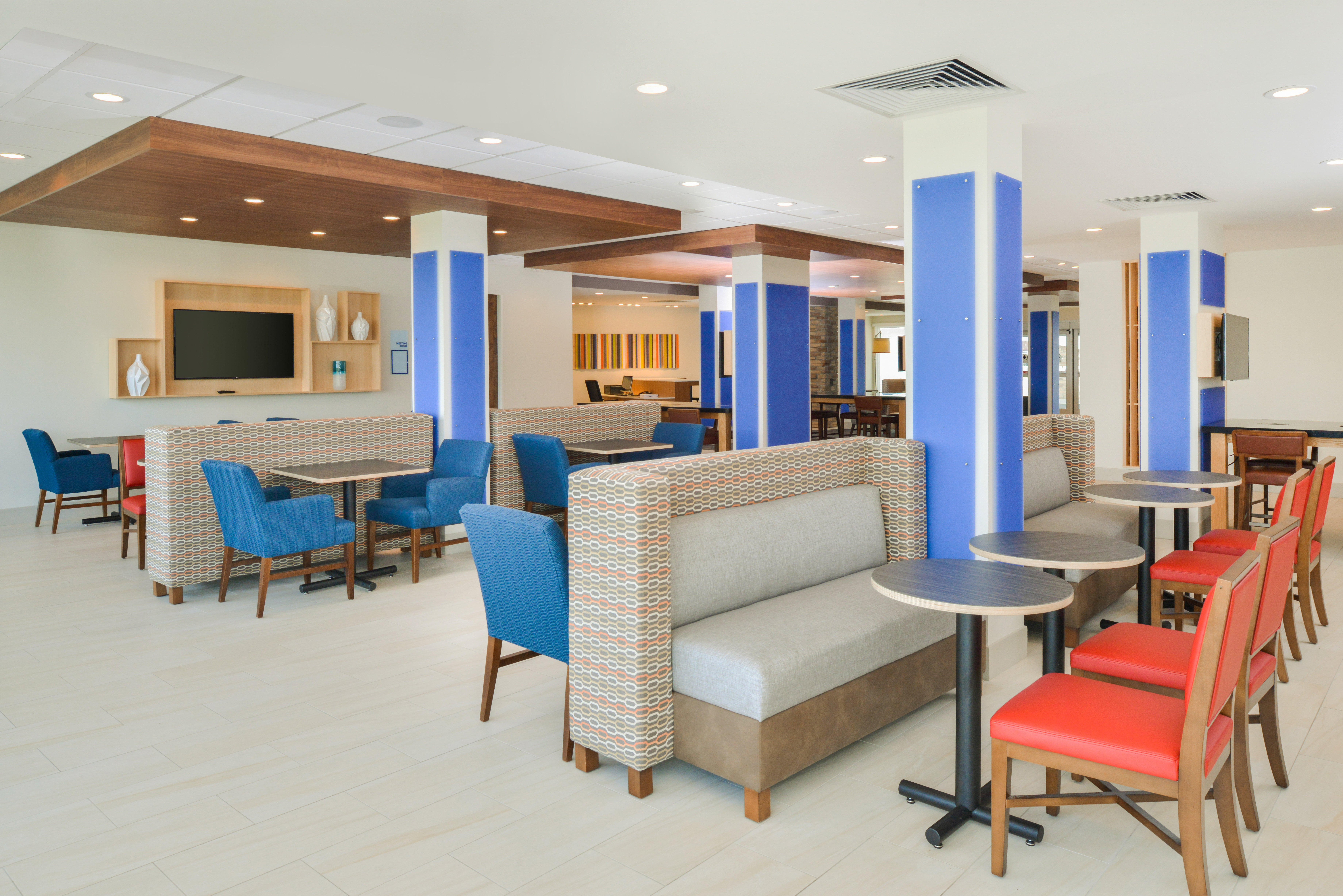 Holiday Inn Express Suites Chadron 46/76