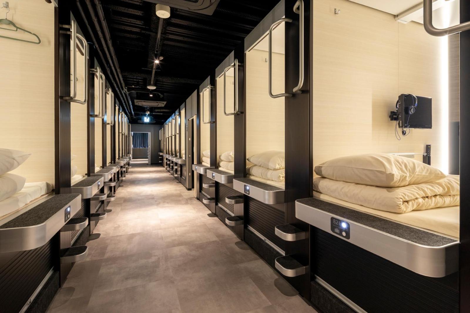 Capsule, Female Only, Moderate, Lower Bunk