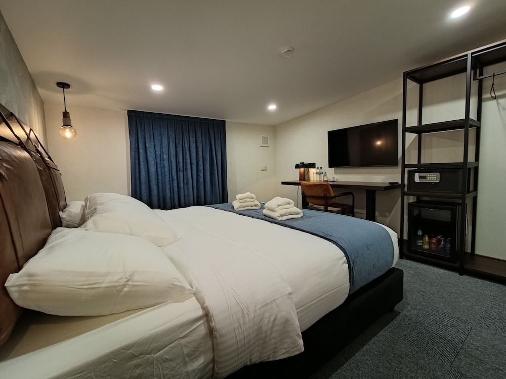 DESIGN, DOUBLE OR TWIN BED, CITY VIEW