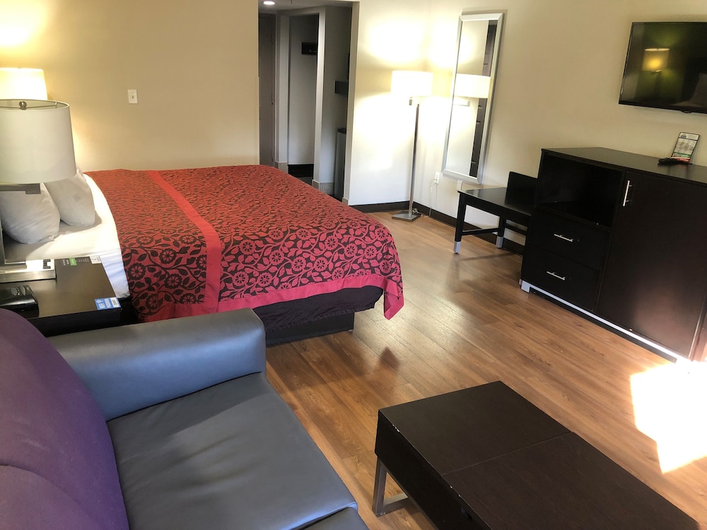 Days Inn & Suites By Wyndham Bonita Springs North Naples 12/28