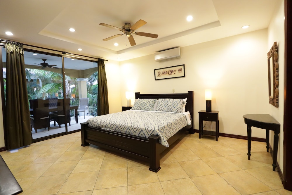 2 BEDROOMS, CONDO, STANDARD, CORNER