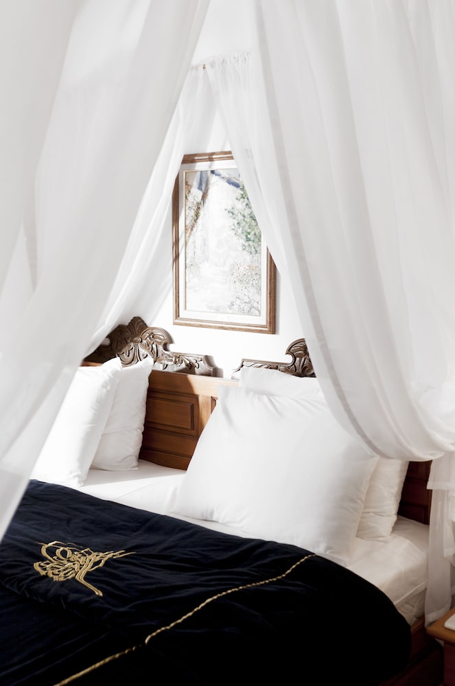 HONEYMOON, KING BED, CORNER