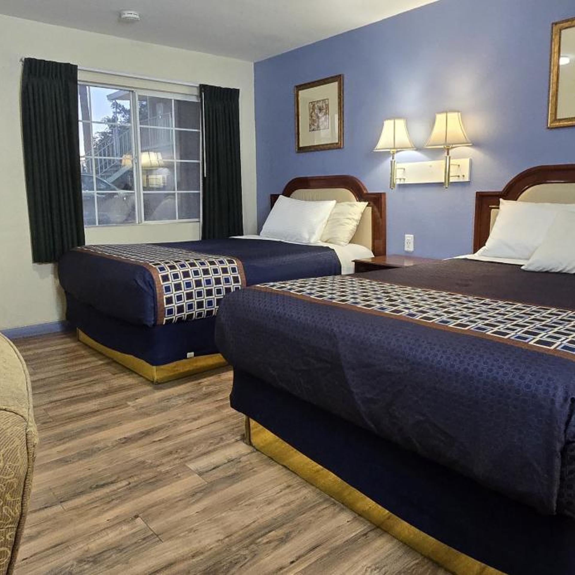 Room, King Bed, 2 Queen Beds, Rodeway Inn & Suites Blythe I-10, CA 8/10