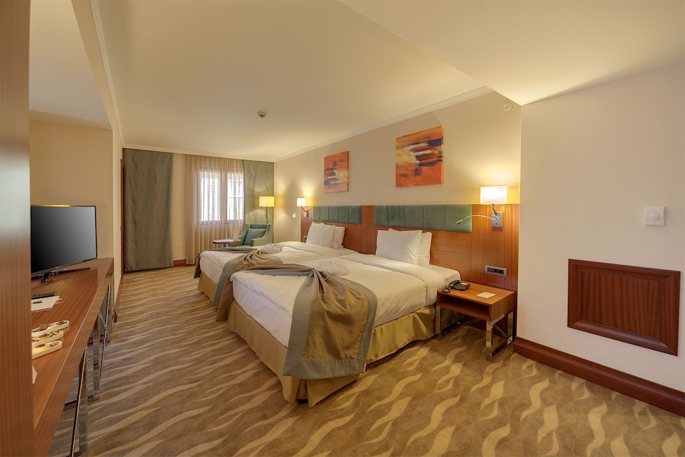 LAMEC HOTEL BUSINESS 12/32