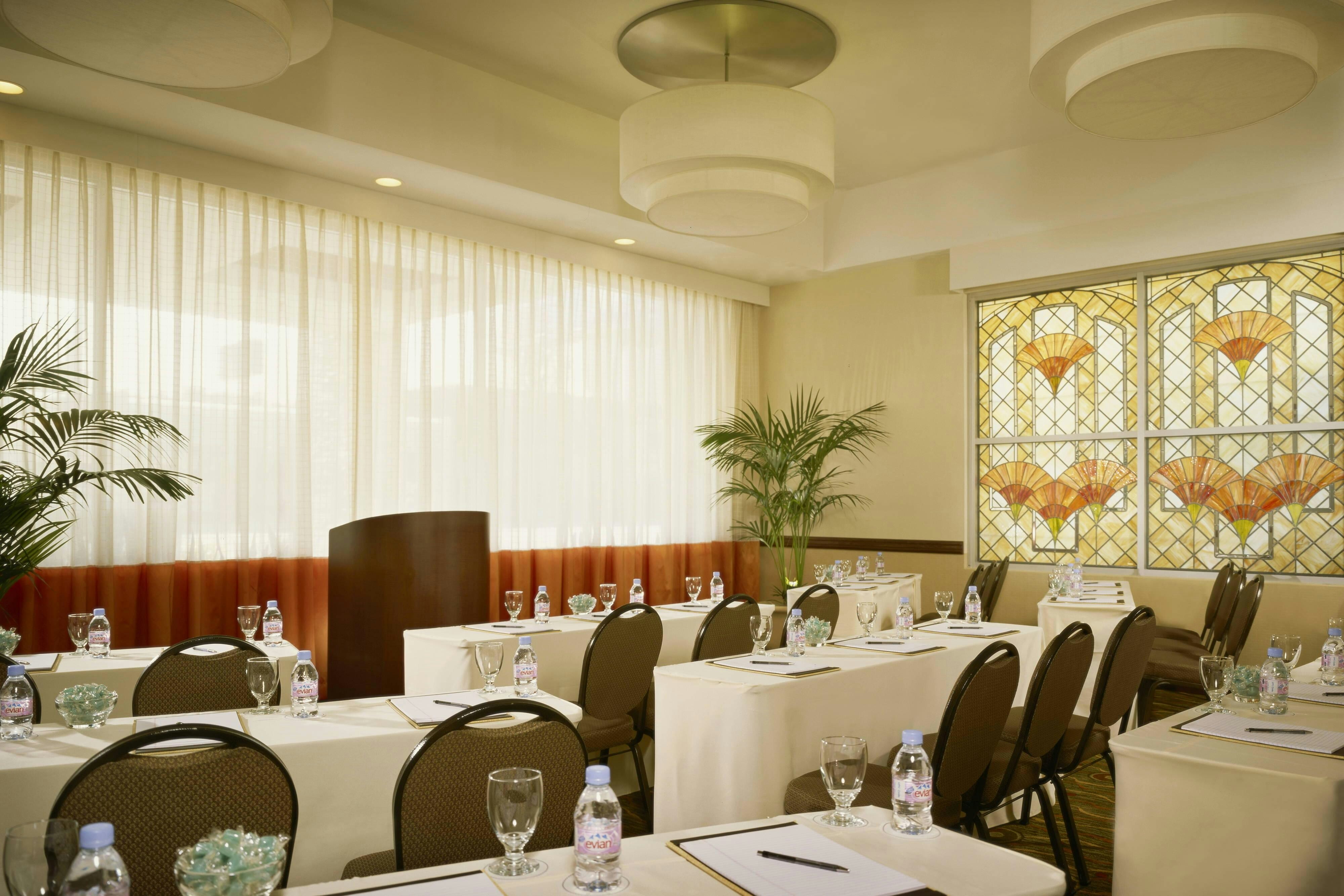Courtyard By Marriott Los Angeles Sherman Oaks 12/34